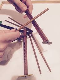 Le Bozo Bozo Est Un Casse Tete Scientifique A La Fois Simple Et Tres Complique Cest Un Baton Avec Au Bout Une Helice Et Lorsquon Frotte Le Baton Etsy Tableware