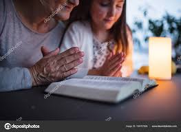 Las mejores imagenes de mi familia para imprimir y colorear. Familia Orando Imagenes Fotos De Stock Libres De Derechos Depositphotos