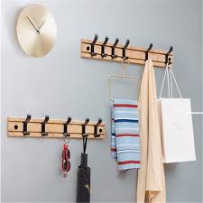 Jangan lupa jepitkan pin yang terbuat dari kayu ke buku kamu. Gantungan Baju Dinding Kayu