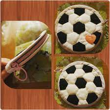 サッカー少女にプレゼント 彼女はファスナーが気に入ったみたい なんだけどファスナーだけあげてもね なので サッカーボールのポーチにしてみた パッチワークは久しぶり 気に入ってくれるかな パッチワーク キルト adornos con tela tela fieltro