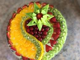 Foto De Presentations A Faire Avec Des Fruits Et Des Legumes Avec De Des Faire Foto Fruits Legumes Pres Food Garnishes Food Carving Fresh Fruit Cake