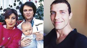 Camilo sesto asistió a un estelar en el canal telecinco de españa porque le rendieron un homenaje. Camilo Sesto Los Amores Fallidos Del Cantante Espanol Y Lo Llevaron A Vivir Solo Fama Mag