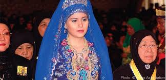 Updates, pictures and videos from buckingham palace about the work and activities of the queen and members of the royal family. Brunei S Teenage Bride Royalty Magazine