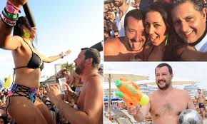 Due giorni fa, matteo salvini si è materializzato con la figlia mirta e la compagna francesca verdini a ostia. Shirtless Deputy Italian Pm Matteo Salvini Swigs Cocktails And Dances With Bikini Clad Performer Daily Mail Online