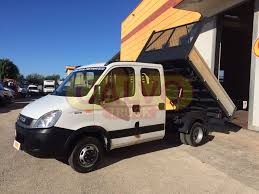 E' offerto in versione cabinato con passo corto (3.050mm) e passo lungo (3.400mm), ed è disponibile anche con doppia cabina (particolarmente utile a chi deve trasportare insieme persone e attrezzature). Iveco Daily Doppia Cabina Calvo Truck