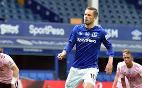 Just as he did in the cup tie, he had already scored from the penalty spot here, bringing everton level in the process, before netting a sumptuous second after the. Sigurdsson On The Spot To Keep Everton In Race For Europe Everton 2 Leicester City 1