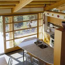 Ein Holzhaus Das Perfekt In Die Natur Eingepasst Ist Und Zudem Ziemlich Cool Aussieht Die Neigung Des Daches Entspricht Der Hangneigung Small Cabin Interiors