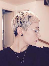 pixie blond trend dunkler ansatz blond haare pixie