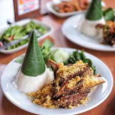 Nah, kalian bisa coba menu bakmi jawa di warung sederhana ini, genk. 10 Kuliner Bebek Enak Di Yogyakarta