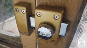Pour Securiser Une Porte Exterieure Ou Tout Simplement Lui Ajouter Un Verrou Voici Toutes Les Etapes De L Installation D Porte Exterieur Verrou Porte Verrou