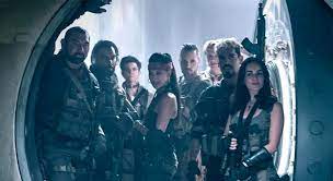Cuando se declara una epidemia zombi en las vegas, un grupo de mercenarios decide adentrarse en la zona de cuarentena para perpetrar el mayor golpe de la historia. El Ejercito De Los Muertos La Pelicula De Netflix Con El Mejor Zack Snyder