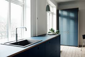 Varios conjuntos de comedor y muebles de cocina están hechos de diferentes tipos de madera. Los Trucos De Los Mejores Arquitectos Nordicos Para Convertir Muebles De Ikea En Piezas De Lujo Idealista News