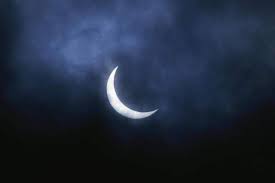 September 2081 ist es wieder. Totale Sonnenfinsternis 2000 Deutschland Corona Mond Mondsichel Sichel Schatten Erdschatten Wolken Verdunkeln Finsternis Sonnenfinsternis Mond Mondsichel