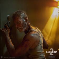 Tres jóvenes planifican a la perfección cada robo que realizan en los chalet que asaltan. Cinepolis No Respires 2 Facebook