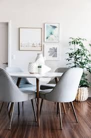 petite table ronde a manger et fauteuils confortables decoracion de comedor muebles de comedor diseno de interiores dining room small small dining room decor apartment living room design