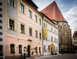 Bereits das eingangsportal, geschaffen von wolf blechschmidt im stil der italienischen renaissance, vermittelt einen ersten. Romantik Hotel Deutsches Haus Hotel Pirna Germany Overview