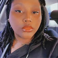 My daughter has been watching friends and I have seen the odd episode with  her, I never notices that in this episode below Rachel is saying goodbye to  everyone (I think it's