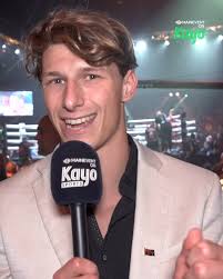 @sam.fricker showing support for @harry_garside tonight 👊 🥇 , It’s not  too late to order the PPV >> head to @maineventtv via @kayosports