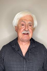 Someone said he looked like Des Lynam and now I can't unsee it 😂😂