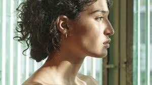 Indya Moore, la modelo trans que protagoniza la campaña de bañadores más  bonita del verano