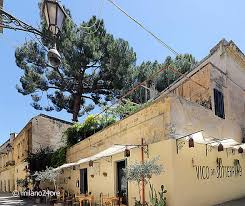 Whereas many people (not understandably) skip it in favour of the nearby beach towns of the salento peninsula, this city, distinguished by its elaborate style of baroque buildings. Lecce In Apulien Sehenswertes