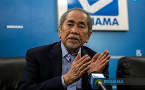 Menteri pengeraja asal enggau rampa menua datuk seri wan junaidi madah, nyadi orang politik iya deka mantu raban bansa ngaga rumah sembiang sebaka enggau ke mantu ngaga masjid. Wan Junaidi Tells Pas Bersatu To Stay Out Of Sarawak Polls To Not Compromise Good Working Relationship With Fed Govt