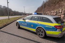 Die polizei spricht von 19 verletzten. Reisebus Uberschlagt Sich Auf A13 Mehrere Menschen Verletzt Gmx