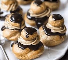 Une Religieuse Est Une Patisserie Composee De Deux Choux Garnis De Creme Patissiere Poses L Un Sur L Autre Le Recette Gateaux Et Desserts Gateau Simple Et Bon