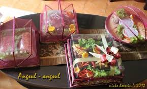 Seserahan atau hantaran dijadikan sebagai sebuah simbol yang digunakan pihak keluarga pria untuk mengetuk pintu. Hantaran Dan Angsul Angsul Au Coin De Ma Cuisine
