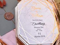 Untuk kamu yang tidak ingin banyak menghabiskan dana hanya untuk membuat undangan pernikahan, mungkin contoh desain undangan di atas cocok untuk kamu. 9 Inspirasi Desain Undangan Pernikahan Unik Woop Id