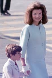 The marriage of old american aristocracy and new american power created an intoxicating blend for public consumption. Star Style Der Stil Von Jackie Kennedy Onassis Vogue Germany