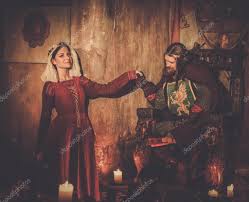 Re medievale con la sua regina nell'antico castello interno . — Foto stock  di © nejron #110291082