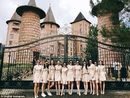 Tan sri vincent tan chee yioun (it). Daughter Of Vincent Tan Marries Business Executive Express Digest