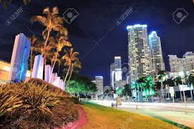 Tras el colapso, cuyas causas se desconocen, una montaña de escombros se formó junto al edificio, donde han trabajado a lo largo de la noche unos 80 rescatistas en la búsqueda de posibles. Miami Fl 08 De Febrero Bayside Marketplace En La Noche Del 8 De Febrero De 2012 En Miami Florida Se Trata De Un Mercado Del Festival Y El Complejo De Entretenimiento
