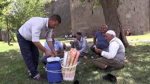 Tarihi ilçede sattığı dondurma ile geçimini sağlıyor - DİYARBAKIR - Dailymotion Video