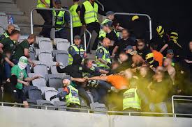 Während bei hooligans die gewalttätige auseinandersetzung mit anderen gruppen im vordergrund steht und fußballspiele oft nur einen anlass dazu bieten, steht bei ultras, die mehrheitlich der linken szene zuzuordnen sind, der sport im vordergrund; Fight Breaks Out Between Hammarby And Aik Fans At Tele2 Arena Hools Net