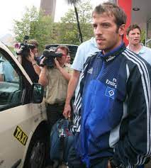 Последние твиты от rafael van der vaart (@rafvdvaart). Hamburger Sv Van Der Vaart Posiert Mit Valencia Trikot Bundesliga Faz