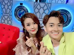 Xem , share , nghe và ủng hộ em nó hết mình nhé. Midu Tinh Tá»© Ben Trai Láº¡ CÆ° Dan Máº¡ng Xon Xao