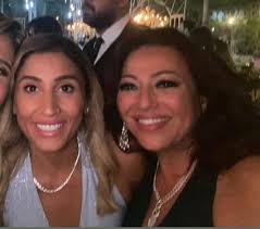 تعتبر نور عمرو دياب هي أكثر أبناء عمرو دياب قربًا من الفنانة دينا الشربيني، حيث كانت من أوائل أفراد أسرته التي باركت علاقته بها في البداية وانتشرت لها صورة جمعتها بوالدها ودينا الشربيني. Ø¯ÙŠÙ†Ø§ Ø§Ù„Ø´Ø±Ø¨ÙŠÙ†ÙŠ ÙˆØ®Ø·ÙŠØ¨Ø© Ø¹Ù…Ø±Ùˆ Ø¯ÙŠØ§Ø¨ Ø§Ù„Ø£ÙˆÙ„Ù‰ Ø³ÙˆÙŠØ§ ÙÙŠ Ø­ÙÙ„ Ø²ÙØ§Ù Ø£Ù…ÙŠØ± Ø´Ø§Ù‡ÙŠÙ† Ù†ÙˆØ§Ø¹Ù…