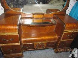 Start your day seated at this dazzling 1930's period art deco waterfall vanity dressing stand. 1930 S Oak Waterfall Style Vanity With Huge Engraved Mirror Shabby Chic Dresser Shabby Chic Shabby Chic Homes
