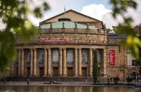 Das opernhaus (großes haus) ist die bühne für die international renommierte staatsoper stuttgart nach dem zweiten weltkrieg blieb nur das mit klassizistischen säulen geschmückte große haus. Debatte Um Interimsoper In Stuttgart Fdp Im Landtag Kritisiert Die Grunen Stuttgart Stuttgarter Zeitung