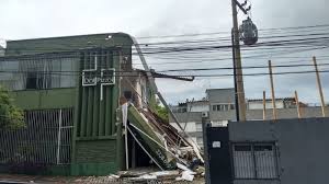 O prédio, que tinha quatro andares, está em risco de desabar por completo. Geral Predio Desaba Na Avenida Protasio Alves Em Porto Alegre