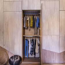 Un armadio a muro spesso ci consente di recuperare spazi inutilizzati o di sfruttare meglio zone della casa con misure non standard e di avere nel contempo a disposizione ulteriori scaffali, cassetti e spazi dove riporre abbigliamento, biancheria, accessori della casa. Prezzi E Preventivi Per Un Armadio A Muro Su Misura Habitissimo