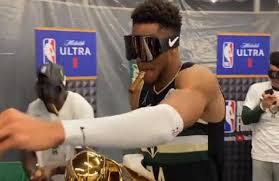 Αγόρασε την εμφάνιση του γιάννη αντετοκούνμπο και άλλα ρούχα και αντικείμενα των μιλγουόκι μπακς. Antetokoynmpo Pros Ellhnes An Den Exei 100 Xiliades Sto Aerodromio Den Petaw Vid Allaboutaris Gr