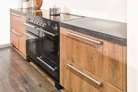 old wood keuken met falcon fornuis keuken houten keuken keuken handgrepen