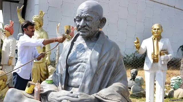 महात्मा गांधी: क्या राष्ट्रपिता अब नोटों और सजावटी सामानों तक ही सिमटकर रह जाएंगे? - BBC News हिंदी