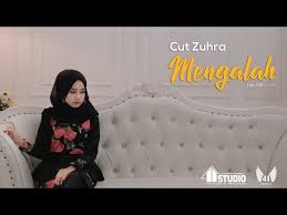 E am selain dari cintaku. Chord Kunci Gitar Dan Lirik Lagu Mengalah Cut Zuhra Harusnya Aku Dari Mula Dulu Menyadari Tribun Solo