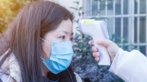 Suhu tubuh yang berada di atas atau di bawah batas normal tentu perlu diperhatikan, karena hal ini bisa saja menjadi pertanda seseorang menderita penyakit tertentu. Suhu Tubuh Normal Bisa Berbeda Sesuai Usia Ini Penjelasannya Enervon