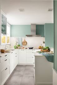 Si crees que una cocina pequeña no puede dar mucho de sí, estás muy equivocado. Tienes Un Mueble Antiguo Paredes De Cocina Colores Paredes Cocina Diseno Muebles De Cocina