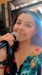 Paola Flores Cantante Versátil